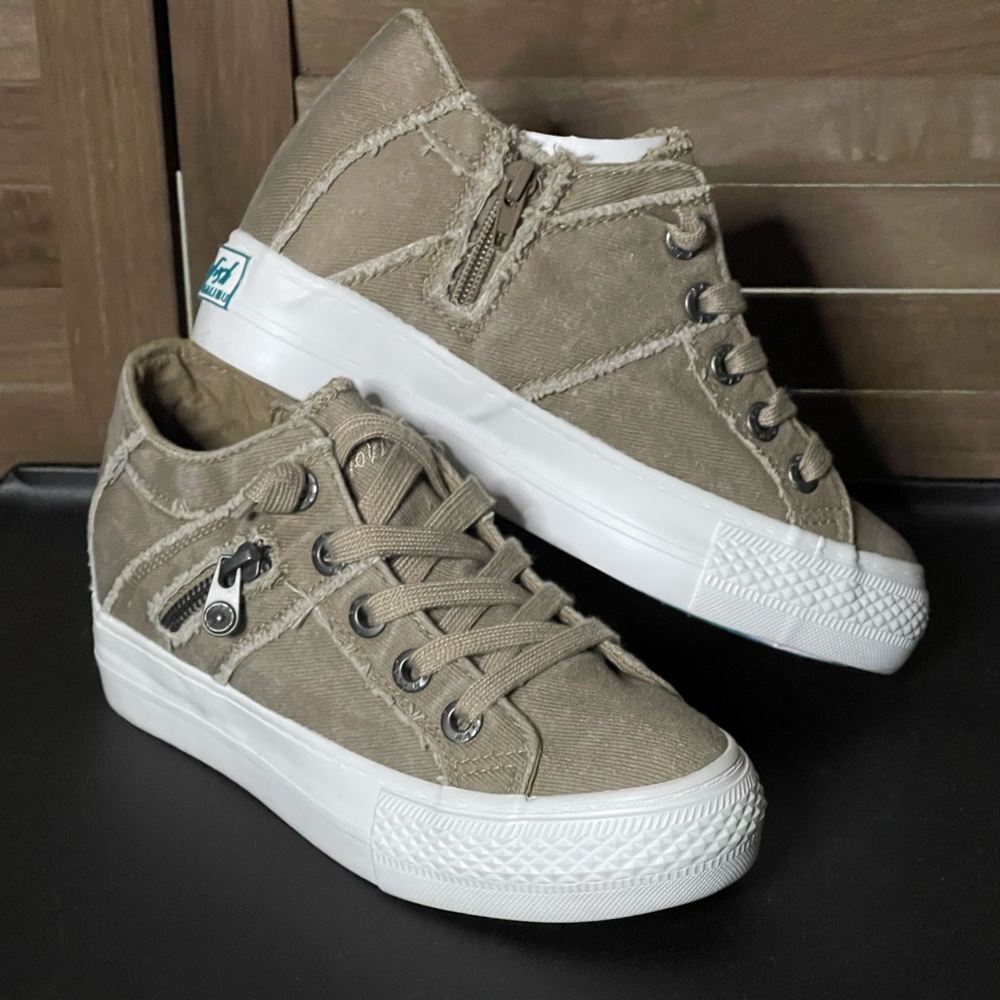 Blowfish hipster taupe wedge sneaker. Size 6. Brand new!
